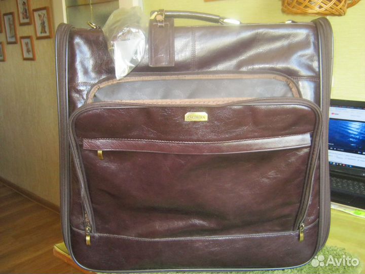 Кожаный чемодан на колесах