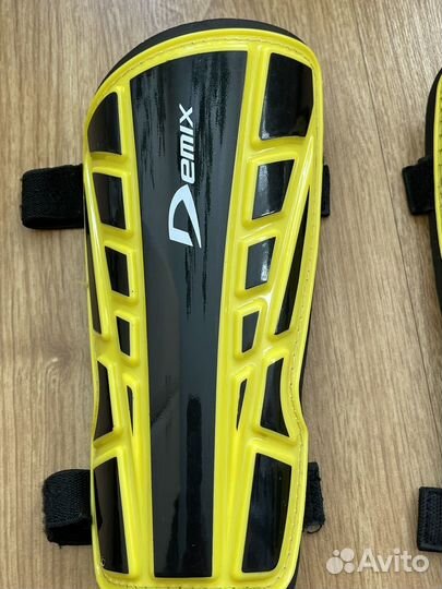 Футбольные щитки Demlx