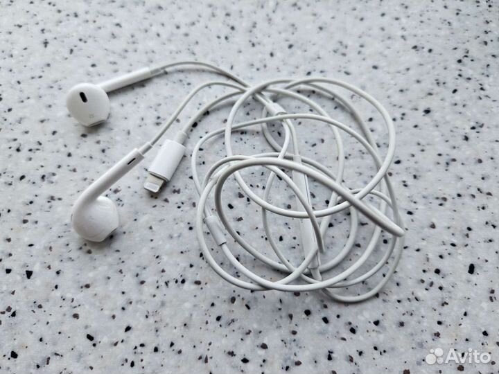 Наушники Apple EarPods с разъёмом Lightning