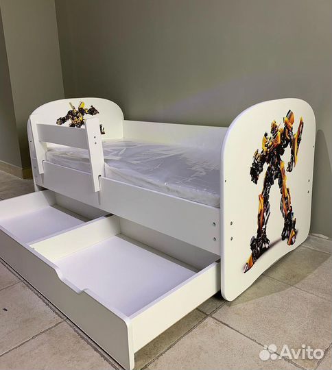 Детская кровать с бортиком