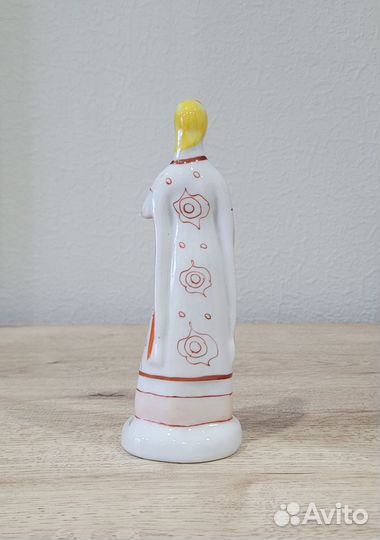 Фарфоровая статуэтка 
