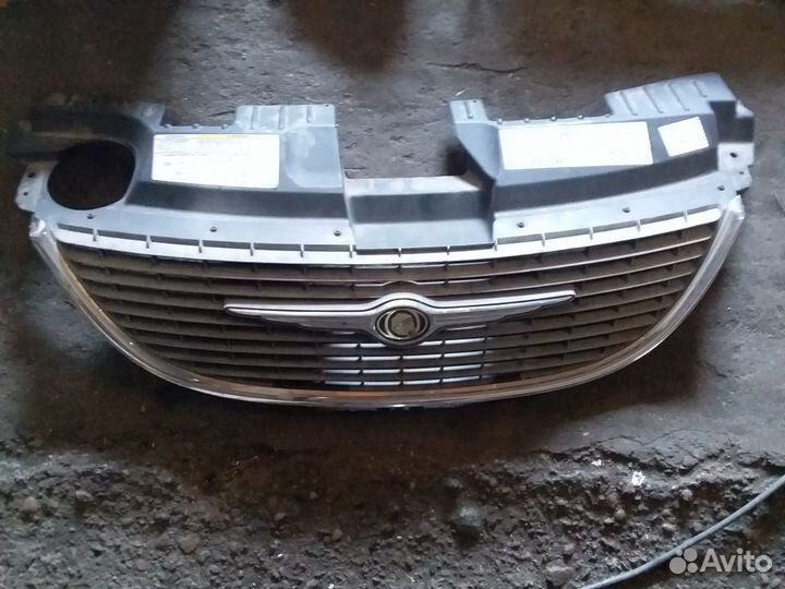 Решетка радиатора Chrysler Voyager 2002
