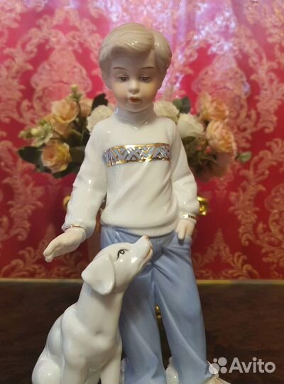 Статуэтка фарфоровая