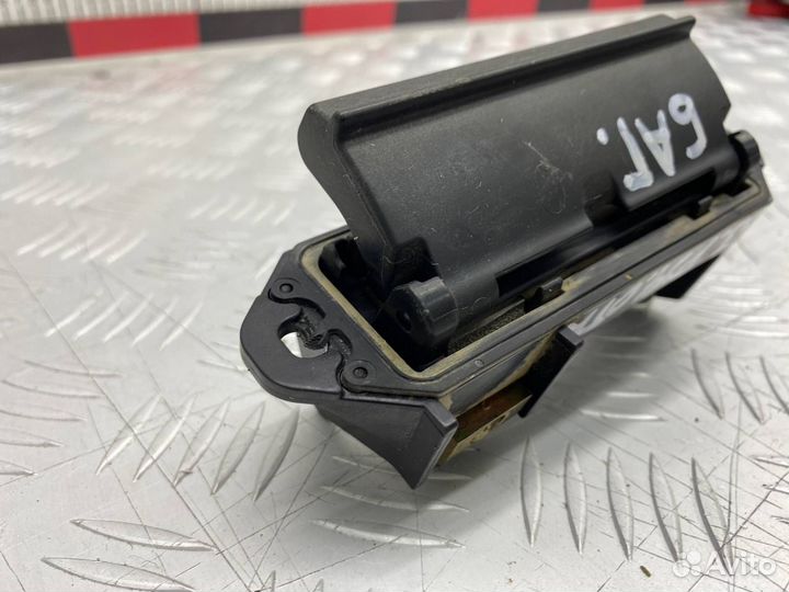 Б/У ручка багажника задний Toyota Corolla Fielder