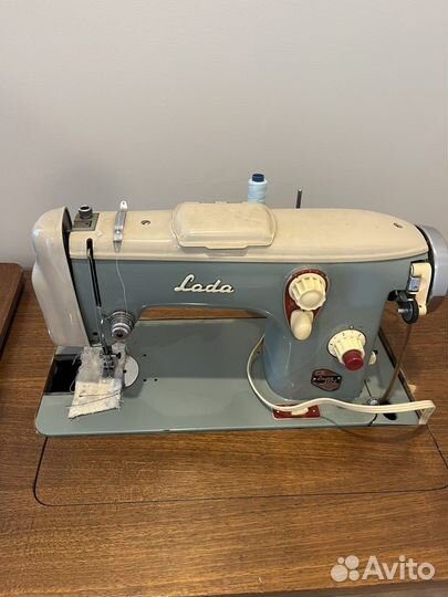 Швейная машинка LADA