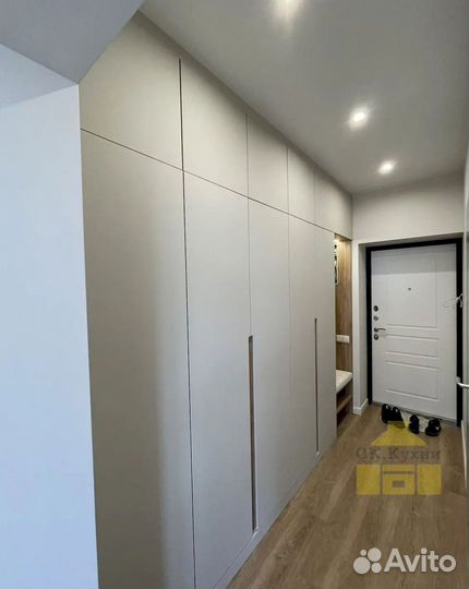 Книжный шкаф