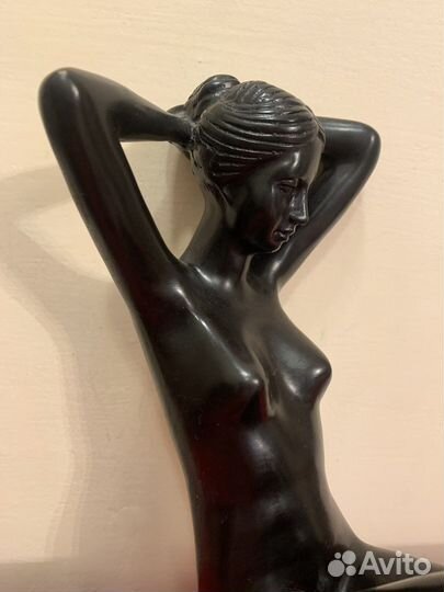 Статуатка,обнаженная девушка