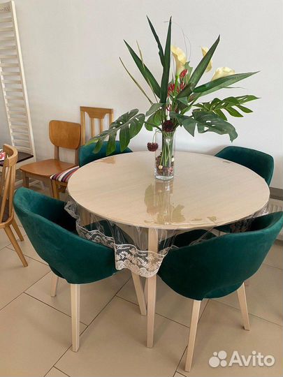 Стол и стулья из массива дерева