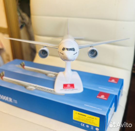 Молель самолета Emirates Boeing 777-300ER (1:200)