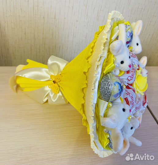 Букет из игрушек и киндер-сюрпризов