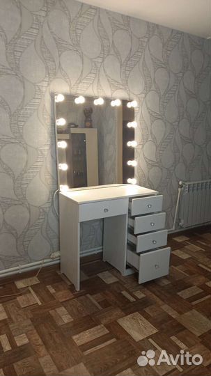 Гримерное зеркало со столиком