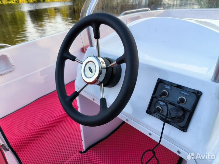 Лодка с рулевым управлением