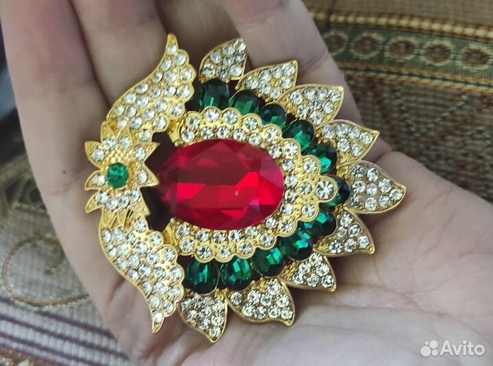 Брошь Gold and Cristal Ruby Gem, Kenneth Jay lane