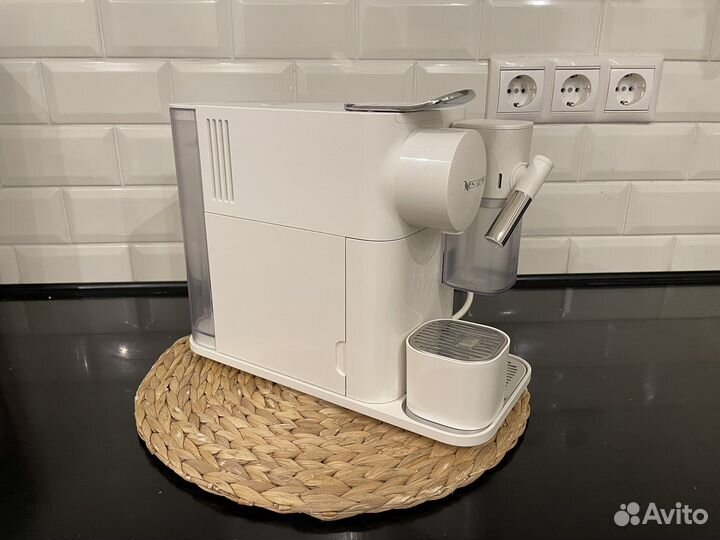 Кофемашина Nespresso Delonghi Lattissima One