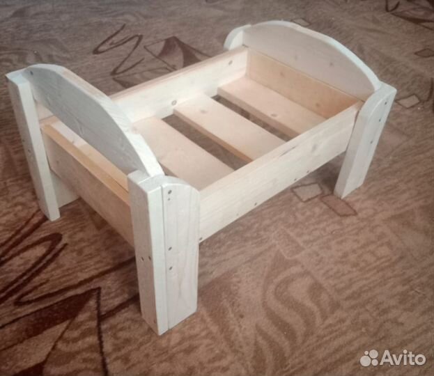 Кроватка для кукол. Стол. Стул. Отдам бесплатно