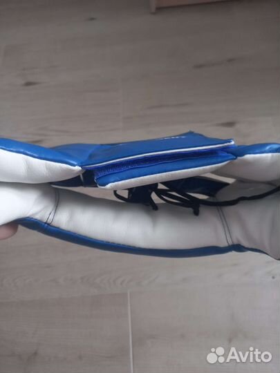 Шлем и боксёрские перчатки