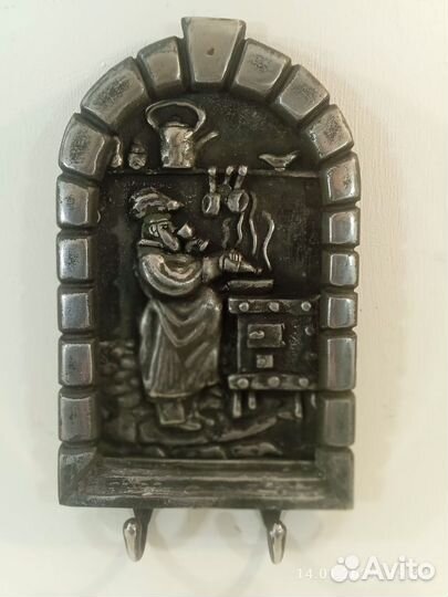 Вешалка настенная для кухни