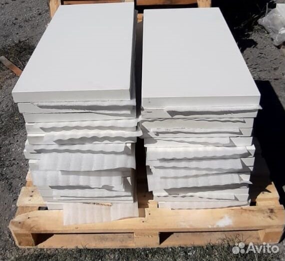 Белые плиты из бетона