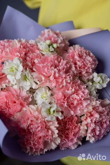 Букет с розовым диантусом и белой маттиолой