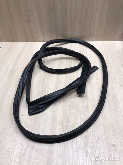 Уплотнительная резинка двери передняя правая