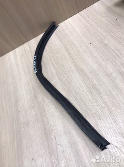 Уплотнительная резинка задняя правая Nissan Ниссан