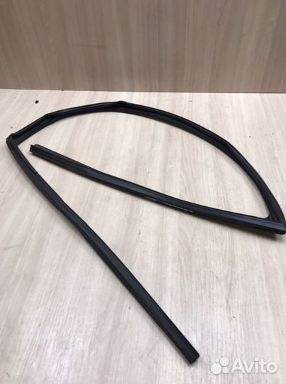 Уплотнитель стекла двери передний левый Nissan