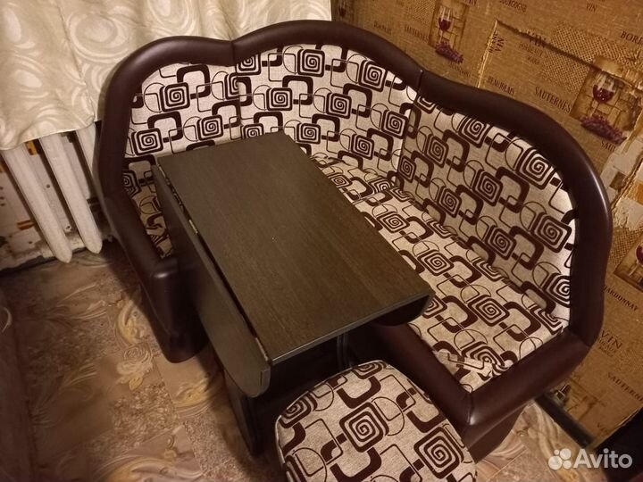Кухонный уголок со столом и табуретками