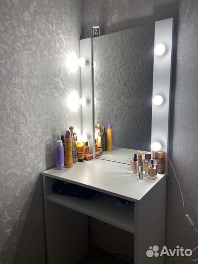 Гримерное зеркало с лампочками