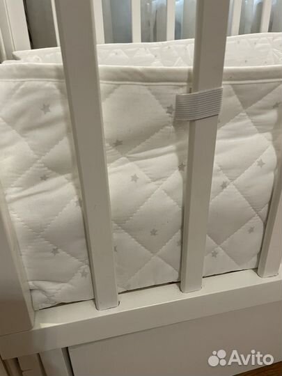 Детская кроватка с маятником