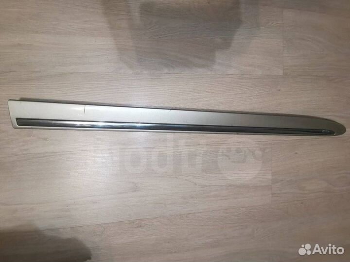 Молдинг двери передний правый Nissan Bluebird