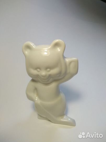 Фарфоровый мишка с клюшкой