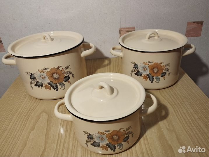 Новый набор эмалированных кастрюль