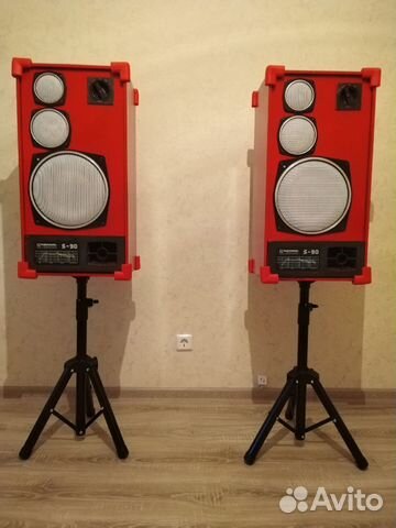 Диджей с оборудованием