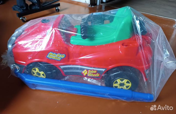 Машинка-каталка с родительской ручкой