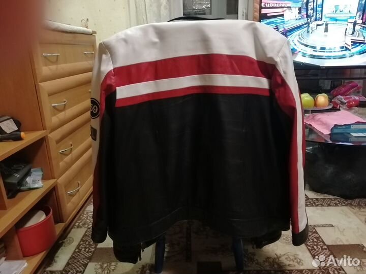 Кожаная куртка,чёрная с белым, размер 54,на молнии