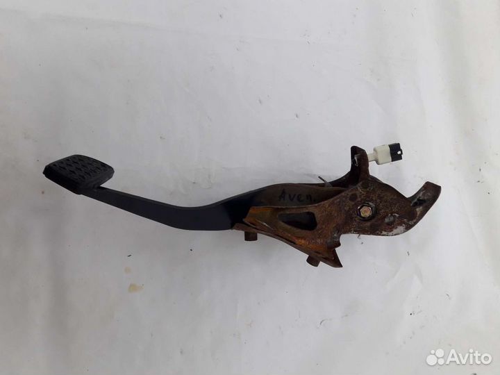 Педаль тормоза Toyota Avensis T250