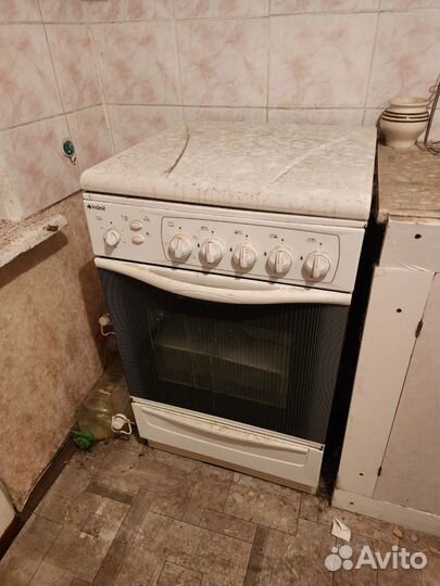 Кровать, стол, холодильник