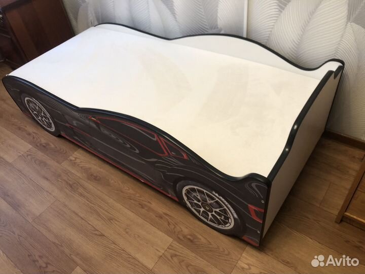 Детская кровать-машинка
