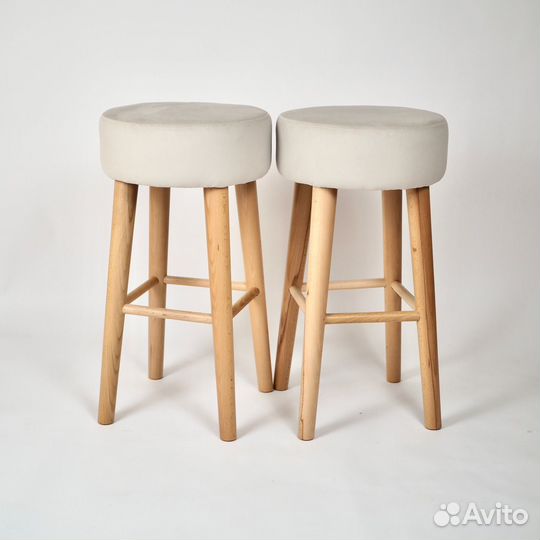 Барный стул на деревянных ножках в велюре