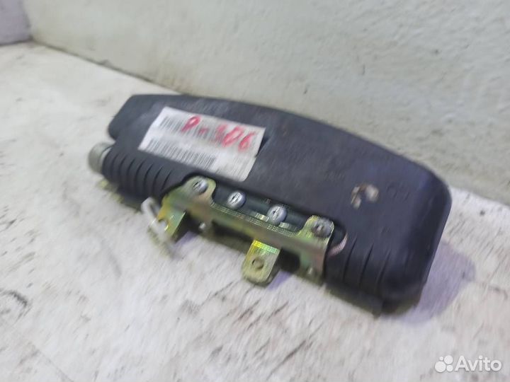 Подушка безопасности в сиденье переднее