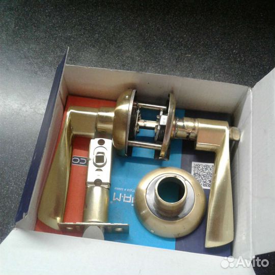 Комплект дверных ручек с механизмом