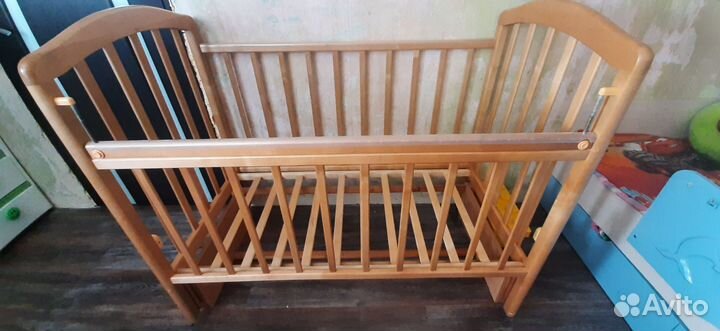 Детская кроватка с продольным маятником