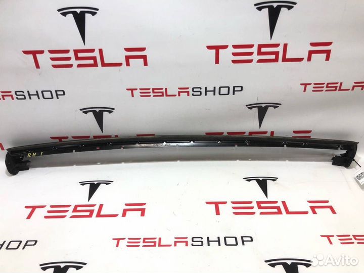 Уплотнитель стекла двери задний правый Tesla