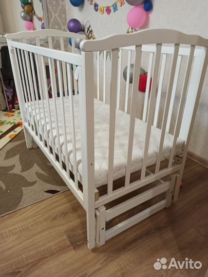 Детская кровать с маятником