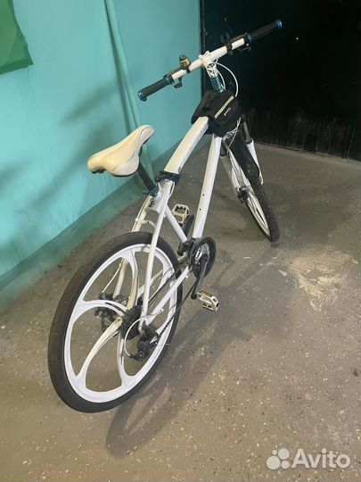 Велосипед на литых дисках BMW