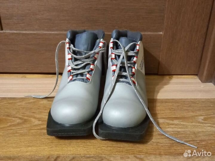 Продам лыжные ботинки