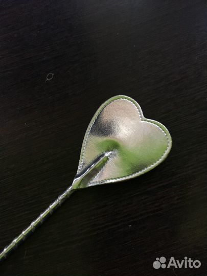 Плетка кожаная новая в виде сердца