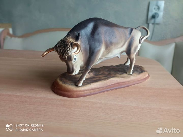 Фарфоровая статуэтка бык