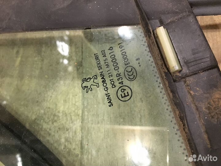 Стекло боковое оригинальное Peugeot 308 2008г