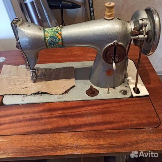 Швейная машинка, с ножным приводом и лак.столом